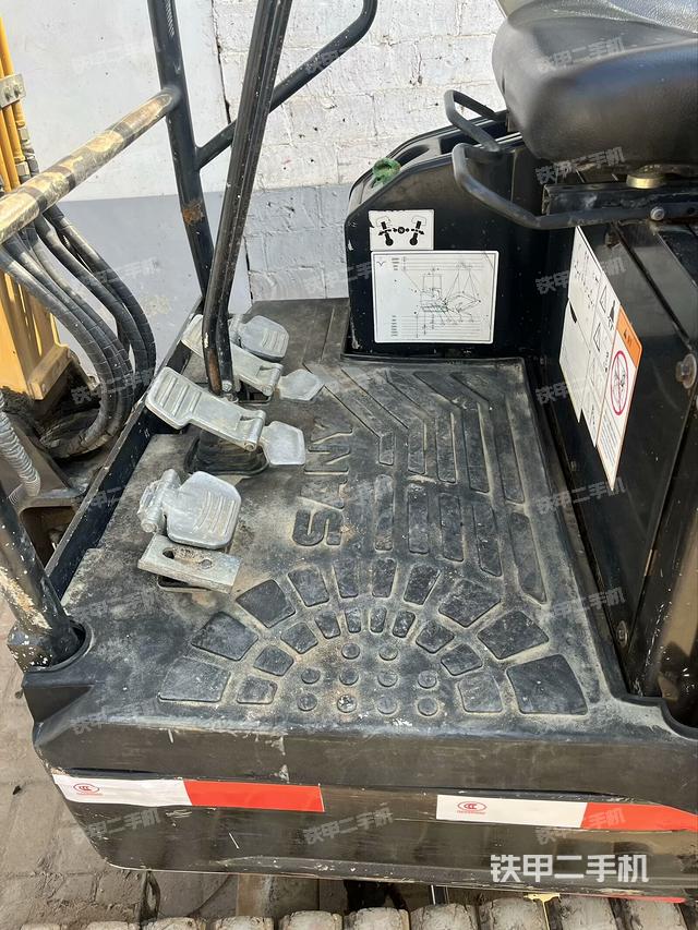 駕駛室頂部(整機外觀) 駕駛室頂部(整機外觀)