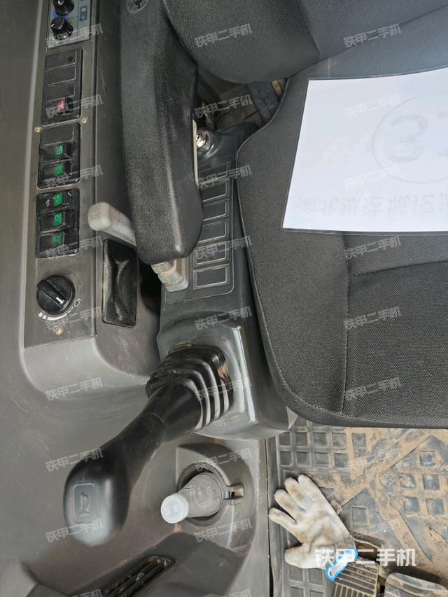座椅右側(cè)控制臺(tái)/鑰匙門/油門/含右手柄（駕駛室部分）