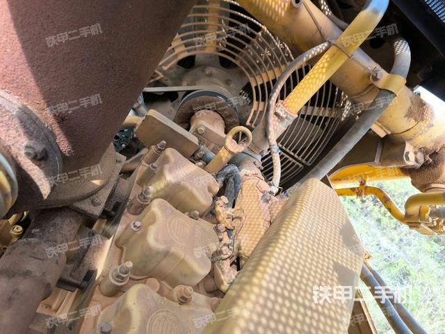 發(fā)動機左側(cè)全景（推土機發(fā)動機艙）