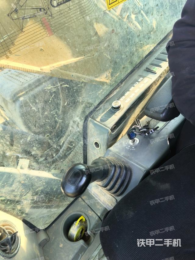 左后方玻璃角標(biāo)（駕駛室部分）