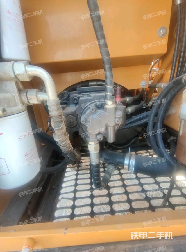 液壓泵艙室正面整體(整機外觀) 液壓泵艙室正面整體(整機外觀)