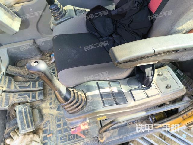 右側(cè)玻璃角標(biāo)（駕駛室部分）