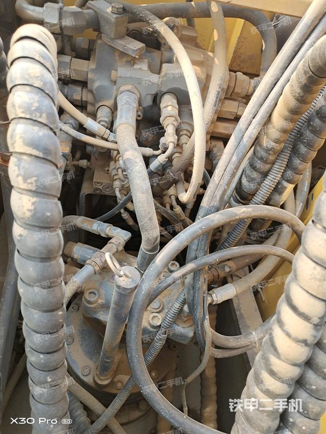 回轉(zhuǎn)馬達(dá)和主控閥（整機(jī)外觀）