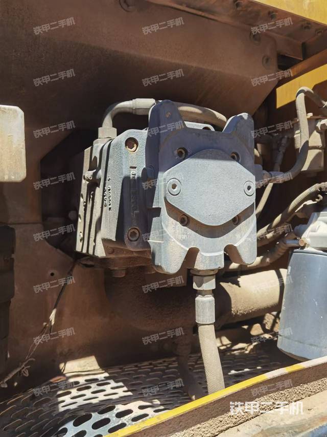 液壓泵艙室正面整體（整機外觀）