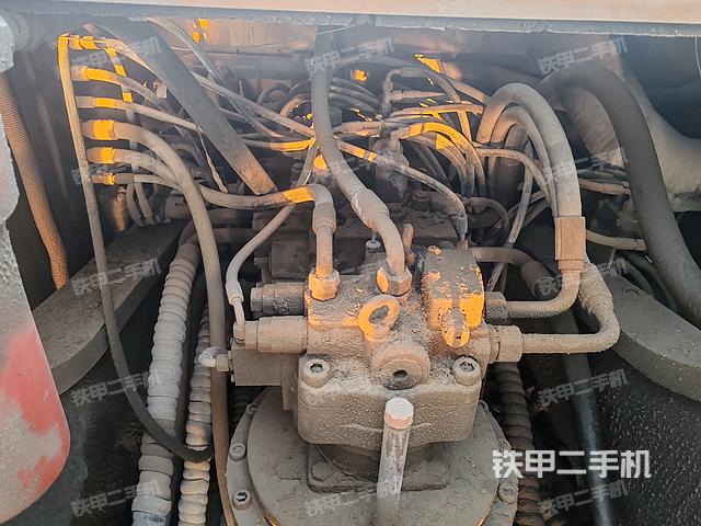 回轉馬達和主控閥(整機外觀) 回轉馬達和主控閥(整機外觀)