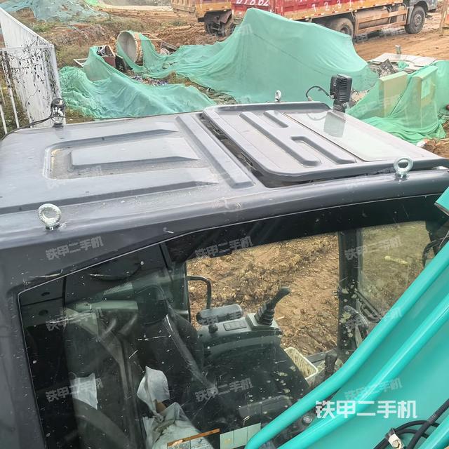 駕駛室頂部(整機(jī)外觀) 駕駛室頂部(整機(jī)外觀)