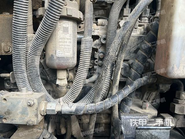 液壓泵艙室正面整體(整機外觀) 液壓泵艙室正面整體(整機外觀)