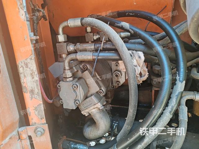 液壓泵艙室正面整體（整機外觀）