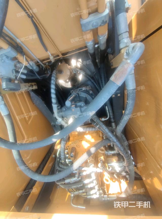 回轉(zhuǎn)馬達和主控閥(整機外觀) 回轉(zhuǎn)馬達和主控閥(整機外觀)