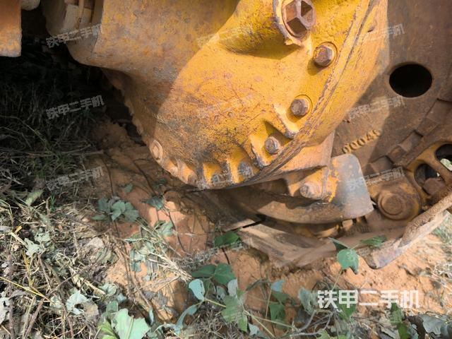 右側(cè)履帶全景（推土機底盤及工作裝置）