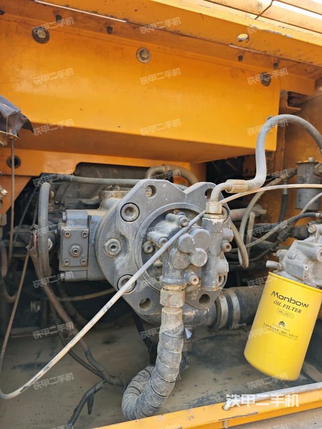 液壓泵艙室正面整體（整機外觀）