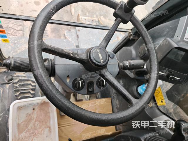 行走控制手柄和踏板?俯拍(駕駛室部分) 行走控制手柄和踏板?俯拍(駕駛室部分)