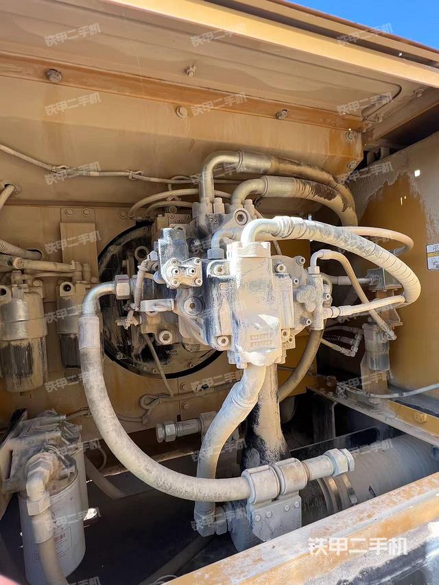 液壓泵艙室正面整體(整機外觀) 液壓泵艙室正面整體(整機外觀)