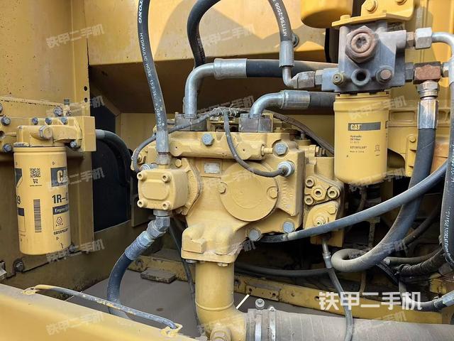 液壓泵艙室正面整體(整機外觀) 液壓泵艙室正面整體(整機外觀)
