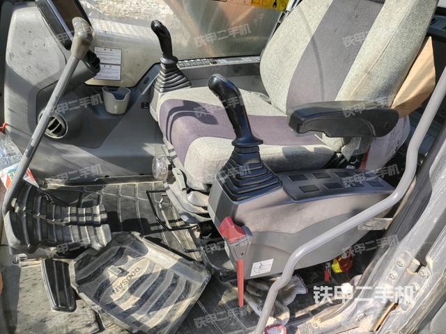 左后方玻璃角標(biāo)(駕駛室部分) 左后方玻璃角標(biāo)(駕駛室部分)