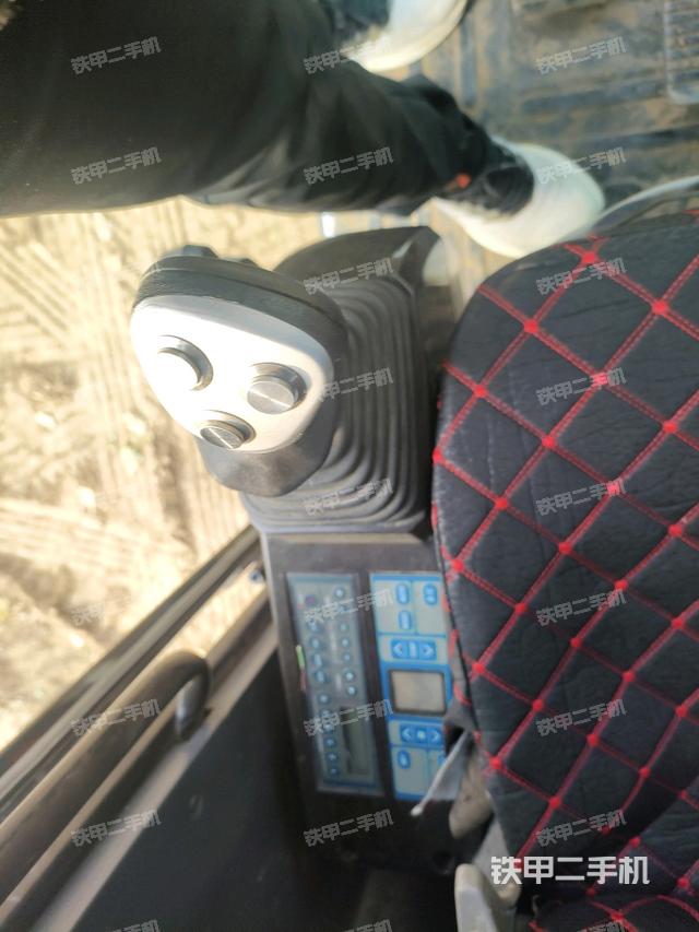 座椅右側(cè)控制臺(tái)/鑰匙門/油門/含右手柄（駕駛室部分）