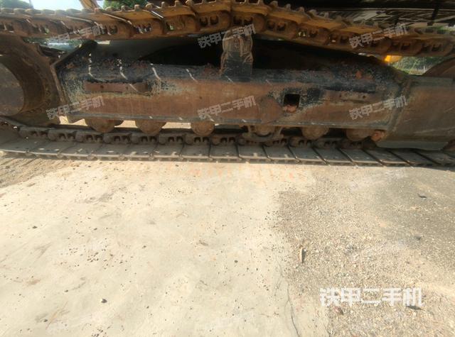 單側(cè)履帶整體(整機外觀) 單側(cè)履帶整體(整機外觀)