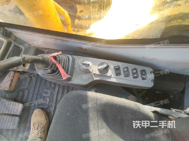 行走控制手柄和踏板?俯拍（駕駛室部分）