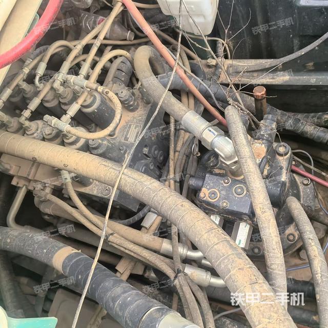 回轉(zhuǎn)馬達(dá)和主控閥(整機(jī)外觀) 回轉(zhuǎn)馬達(dá)和主控閥(整機(jī)外觀)