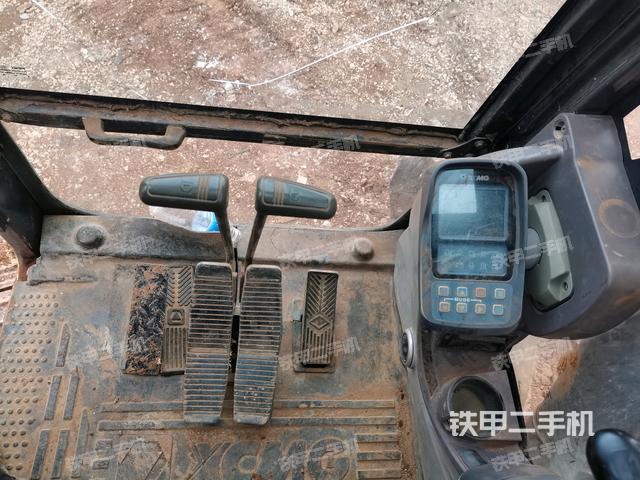 行走控制手柄和踏板?俯拍(駕駛室部分) 行走控制手柄和踏板?俯拍(駕駛室部分)