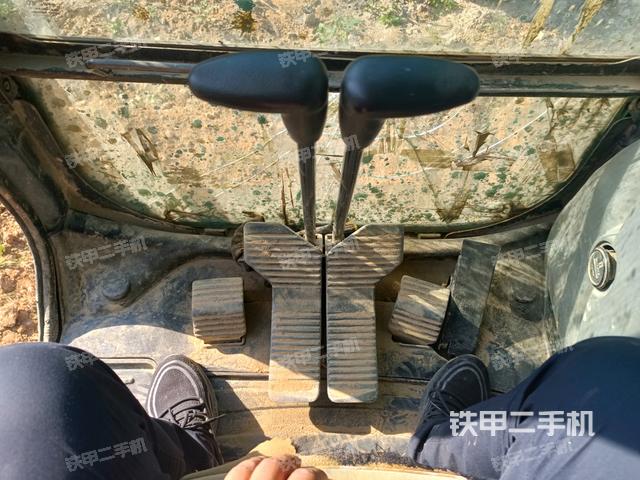 行走控制手柄和踏板?俯拍（駕駛室部分）