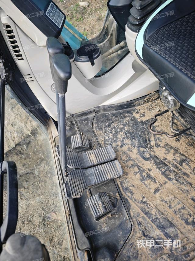 行走控制手柄和踏板?俯拍（駕駛室部分）
