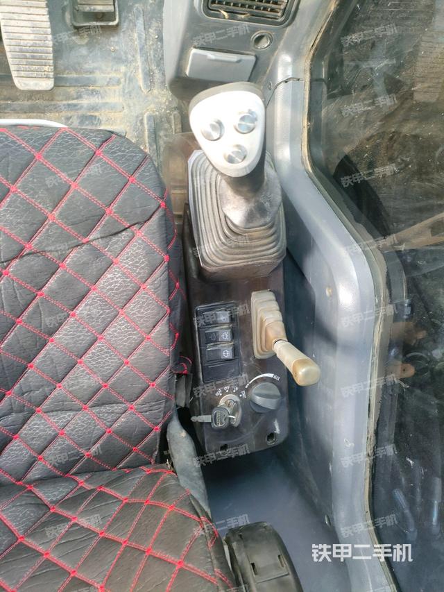 座椅左側(cè)控制臺(tái)/音響/含左手柄（駕駛室部分）