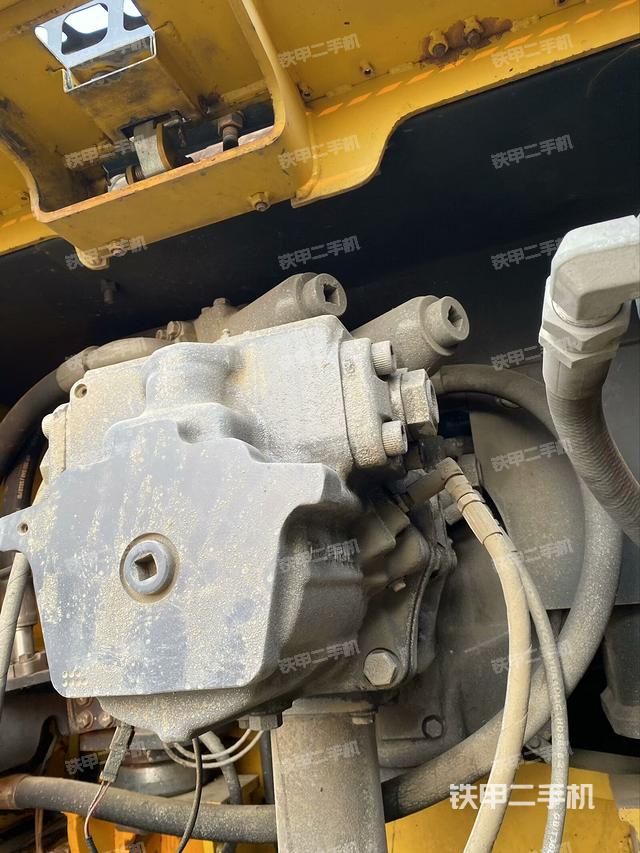 液壓泵艙室正面整體（整機外觀）