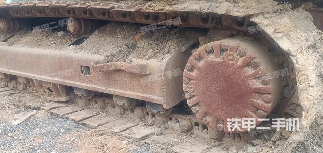 單側(cè)履帶整體(整機(jī)外觀) 單側(cè)履帶整體(整機(jī)外觀)