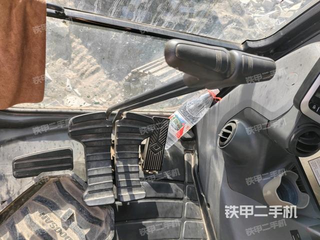 行走控制手柄和踏板?俯拍(駕駛室部分) 行走控制手柄和踏板?俯拍(駕駛室部分)