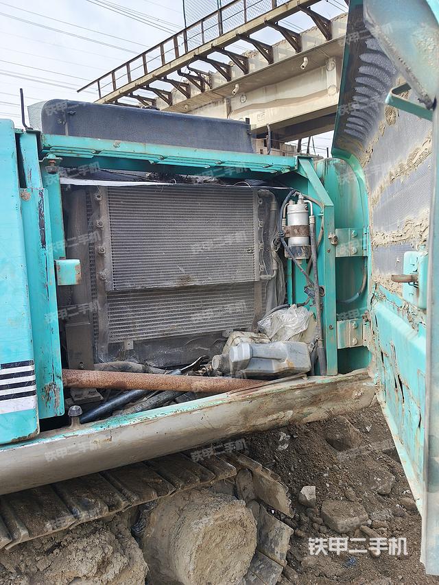 液壓泵艙室正面整體（整機外觀）