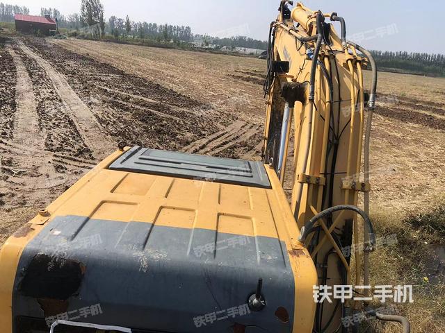 駕駛室頂部(整機(jī)外觀) 駕駛室頂部(整機(jī)外觀)