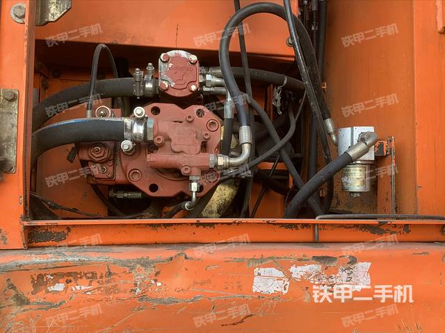 液壓泵艙室正面整體（整機外觀）