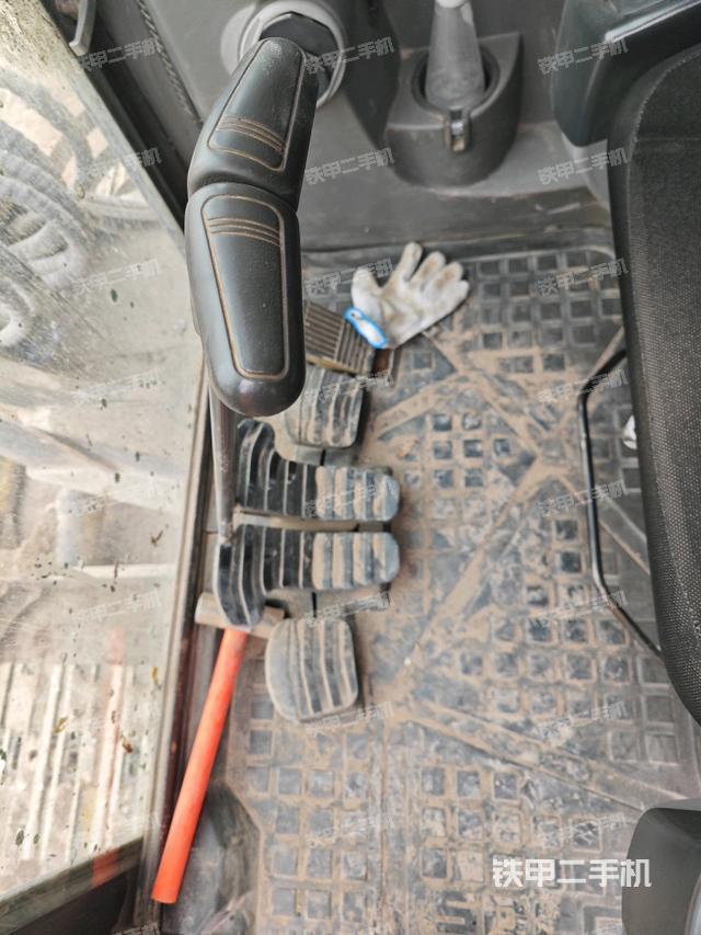 行走控制手柄和踏板?俯拍（駕駛室部分）