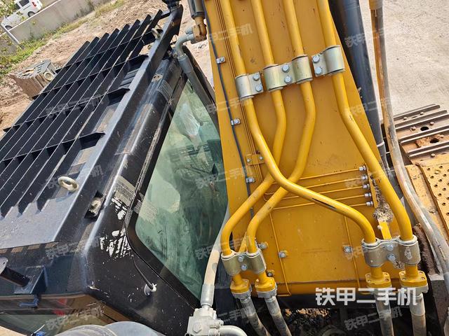 駕駛室頂部(整機外觀) 駕駛室頂部(整機外觀)