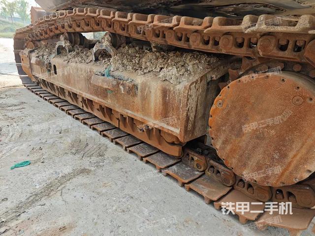 單側(cè)履帶整體(整機外觀) 單側(cè)履帶整體(整機外觀)