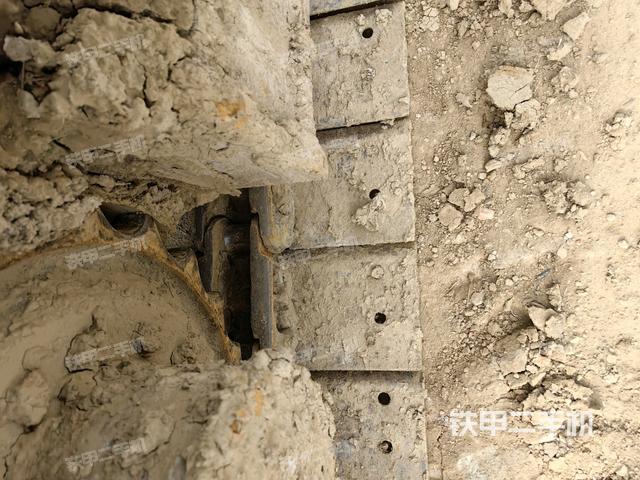 左驅(qū)動輪（行走機構(gòu)）