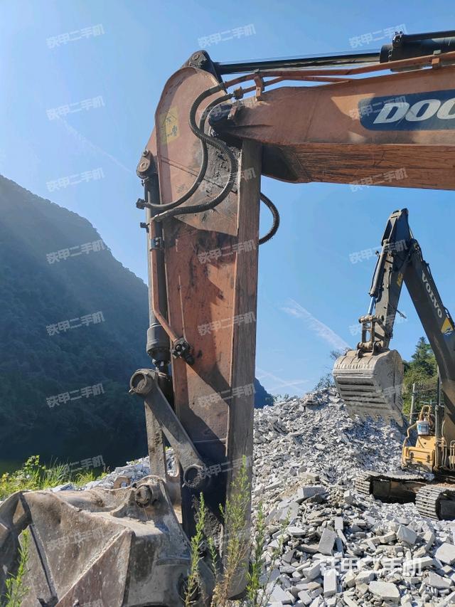 小臂整體左后(工作和回轉(zhuǎn)裝置) 小臂整體左后(工作和回轉(zhuǎn)裝置)