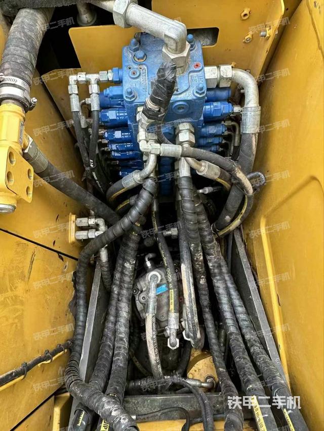 回轉(zhuǎn)馬達和主控閥（整機外觀）