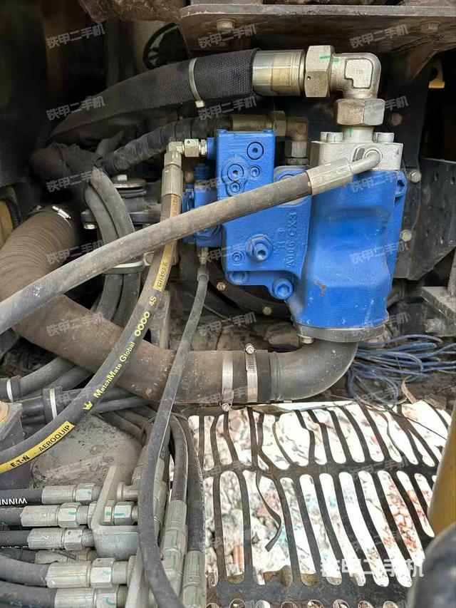 液壓泵艙室正面整體（整機外觀）