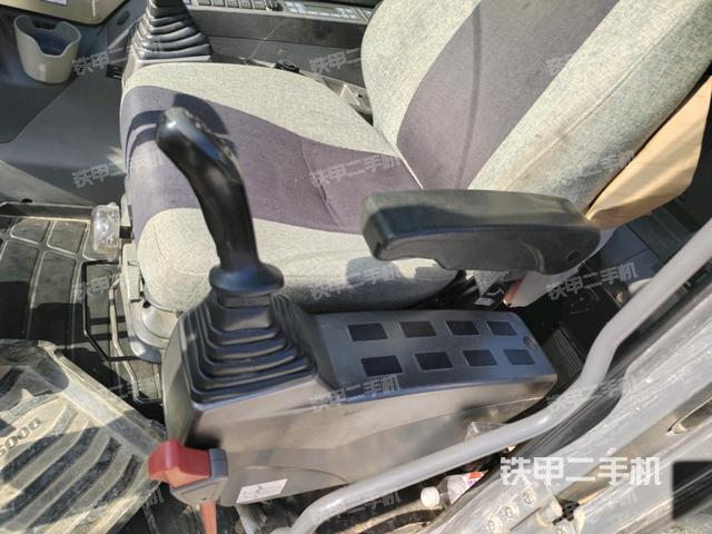 座椅左側(cè)控制臺/音響/含左手柄(駕駛室部分) 座椅左側(cè)控制臺/音響/含左手柄(駕駛室部分)