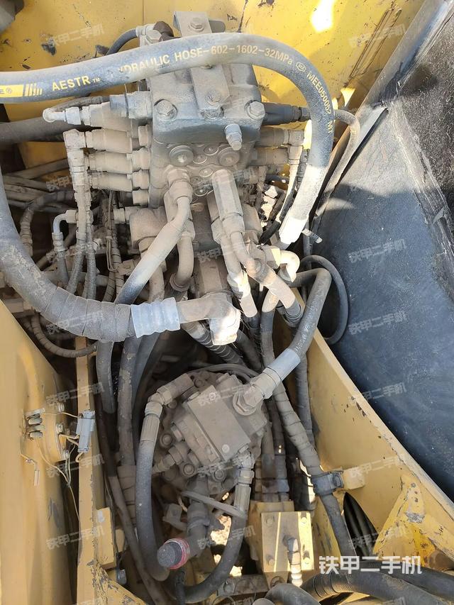 回轉(zhuǎn)馬達(dá)和主控閥（整機(jī)外觀）