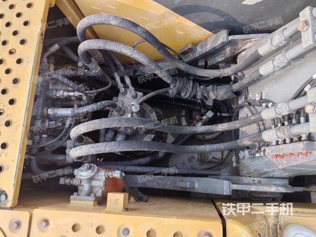 回轉(zhuǎn)馬達(dá)和主控閥（整機(jī)外觀(guān)）