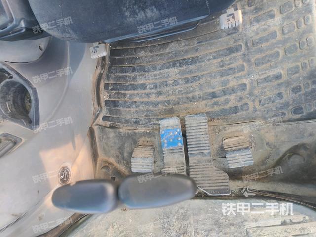 行走控制手柄和踏板?俯拍（駕駛室部分）