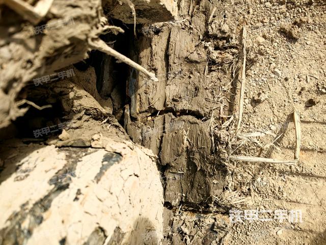 右驅(qū)動輪（行走機構(gòu)）