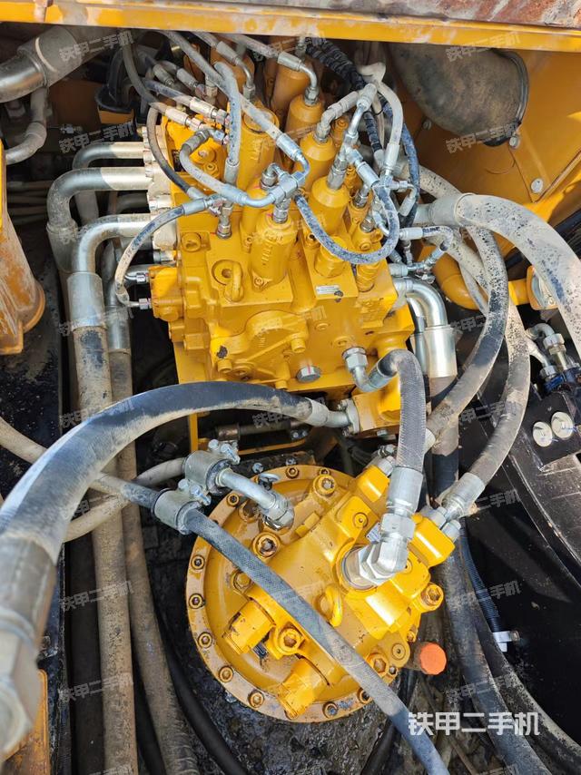 回轉(zhuǎn)馬達和主控閥(整機外觀) 回轉(zhuǎn)馬達和主控閥(整機外觀)