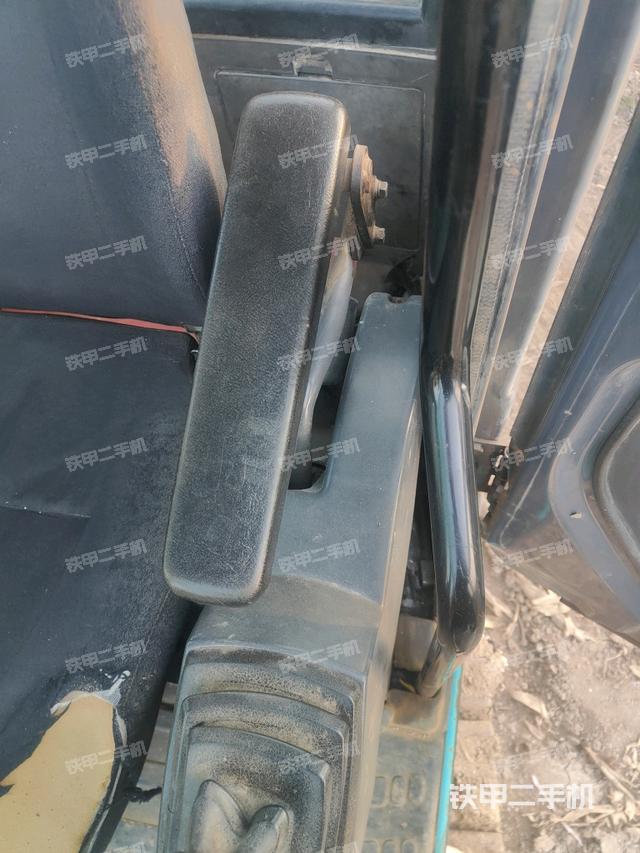 座椅左側控制臺/音響/含左手柄（駕駛室部分）