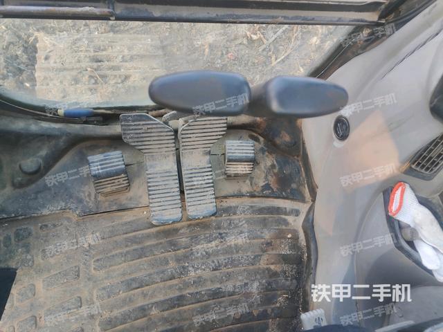 行走控制手柄和踏板?俯拍（駕駛室部分）