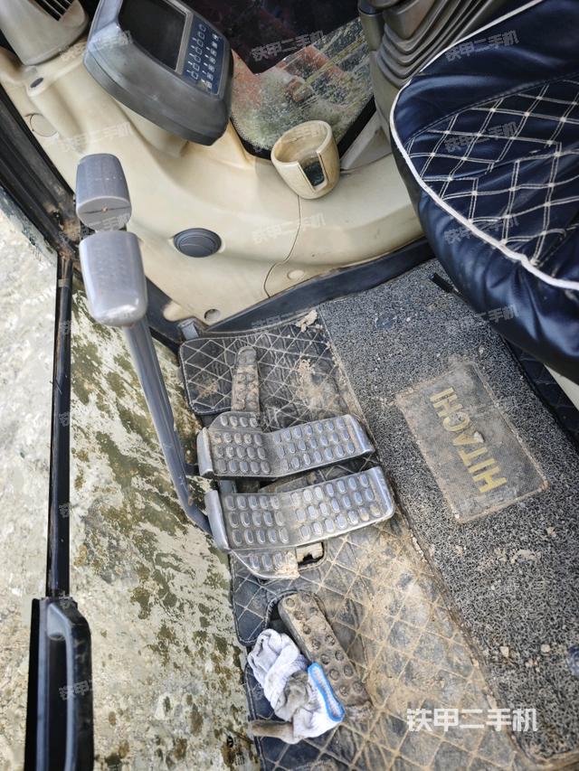 行走控制手柄和踏板?俯拍（駕駛室部分）
