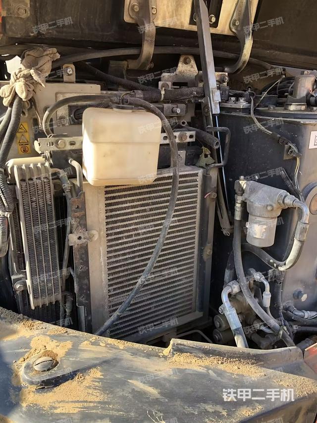 液壓泵艙室正面整體（整機(jī)外觀）